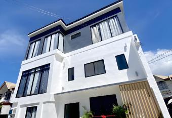 NEW Modern Suite near Airport & Beach has Balcony rooms