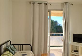 STUDIO PORT 200 M PLAGE allows 18 year olds to book a room