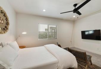 Stavros Sweet Suites has rooms with a private hot tub