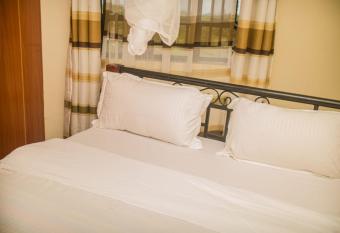 Iddah Apartment has rooms with a private hot tub