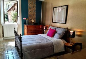 Gite Aux Anciennes Ecuries allows 18 year olds to book a room