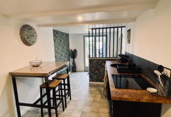 La Bruy  re allows 18 year olds to book a room