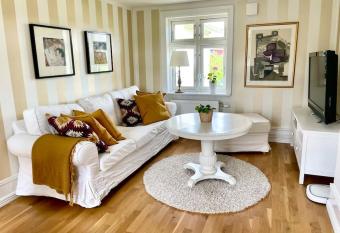 Charmigt sekelskifteshus med n  rhet till det mesta has Balcony rooms