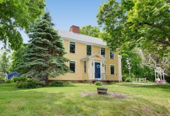 1670 Farmhouse - large and luxurious family hub has Balcony rooms