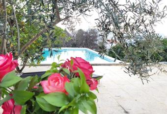 La Casa d Olh  o allows 18 year olds to book a room