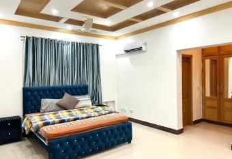 My Rented Home Guest House has rooms with a private hot tub