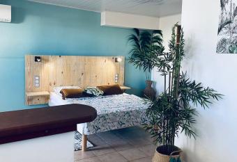 Wild cocon du Golf au c  ur du Golf de St Fran  ois proche de l a  rodrome du casino et autres activit  s allows 18 year olds to book a room