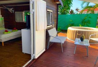 Bungalow Ti Kako has rooms with a private hot tub