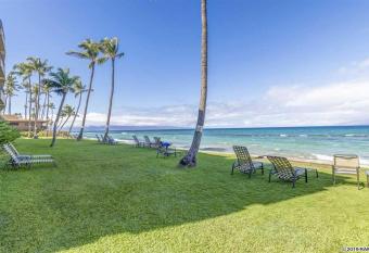 Wonderful Paki Maui by the Ocean in Lahaina has rooms with a private hot tub