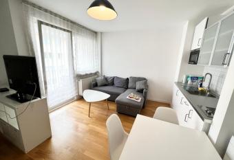 Zentrales Apartment 7min zum K  lner HBF has rooms with a private hot tub