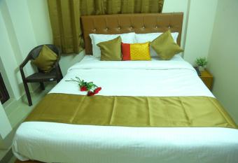 Hotel Golden Arrow has Balcony rooms