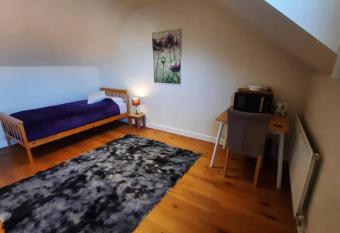 Private Room Grantham Trainstation Comfy Bed Quiet allows 18 year olds to book a room