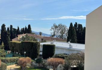 Charmant appartement    quelques m  tres de la plage has Balcony rooms