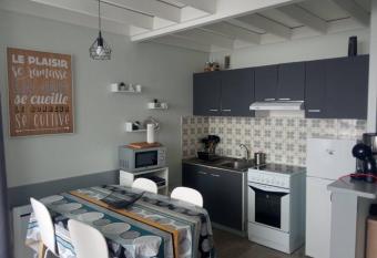 Chez Lo  c et M  lanie has Balcony rooms