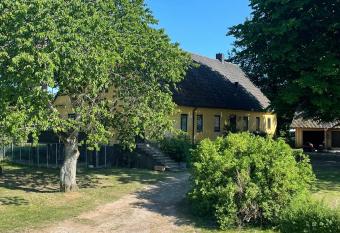 Unique home, close to golf & nature has Balcony rooms