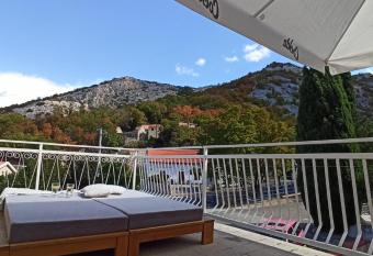 Apartman Ivan has Balcony rooms