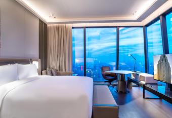 JW Marriott Hotel Xi an has rooms with a private hot tub