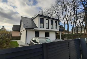 Modernes Stadthaus mit Garten, free parking allows 18 year olds to book a room