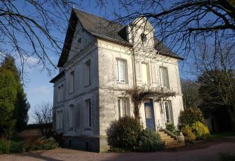 La Casa des Frangins allows 18 year olds to book a room