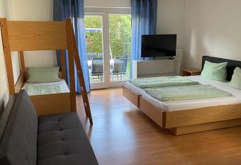 Apartment FIVE - EP Ticket Garantie has Balcony rooms