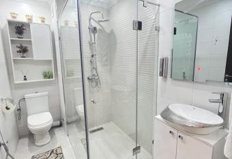 C  ur de ville has Balcony rooms