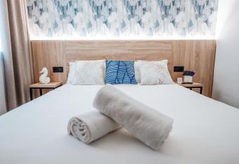 Sweet Lloret Suites allows 18 year olds to book a room