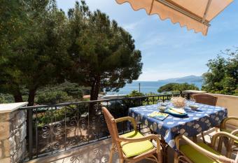 Villa Innamorata allows 18 year olds to book a room