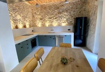 Bastide Marseillaise has Balcony rooms