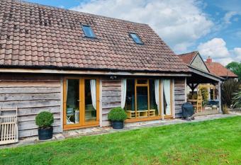 Landshire Cottage has rooms with a private hot tub
