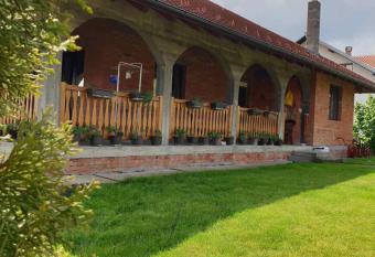 Doma  inska ku  a has rooms with a private hot tub