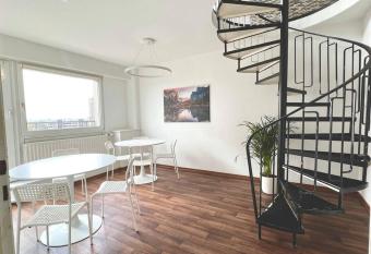 Maisonette Penthouse Laatzen - 5 min to Messe has Balcony rooms