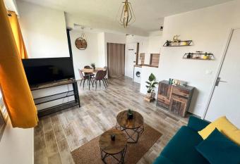 grand studio proche plage allows 18 year olds to book a room