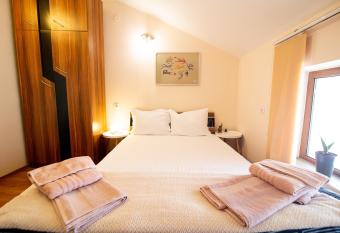 Gabko Apartment - great location and a comfortable stay! has Balcony rooms