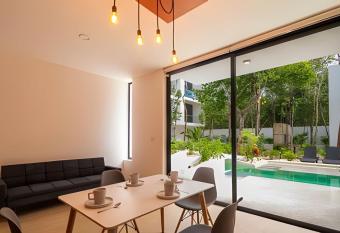 Cozy Swim Up Condo     Sak 104 has rooms with a private hot tub