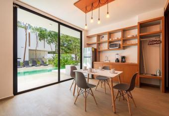 Cozy Swim Up Condo     Sak 105 has rooms with a private hot tub