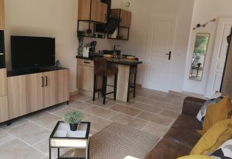 Studio ind  pendant    mi-chemin entre aix et cassis allows 18 year olds to book a room