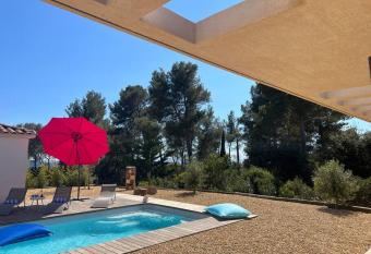 La Villa Douce, proche mer allows 18 year olds to book a room