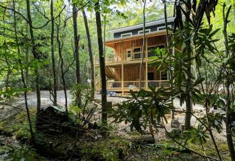 Beech Creek Cabin, Black Mountain allows 18 year olds to book a room