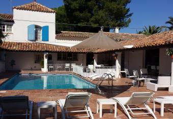 Le Grau d Agde: A vivre en famille et entre amis allows 18 year olds to book a room