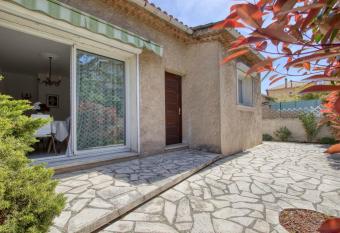 Bright house with garden in La Seyne-sur-Mer has Balcony rooms