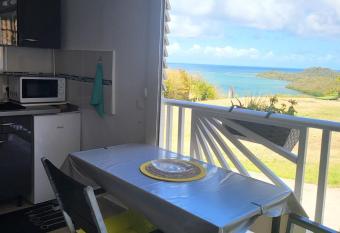 Petit paradis location allows 18 year olds to book a room