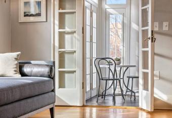 Thomas Hart Benton at Southmoreland on the Plaza has Balcony rooms