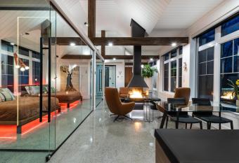 G  te L'authentique allows 18 year olds to book a room