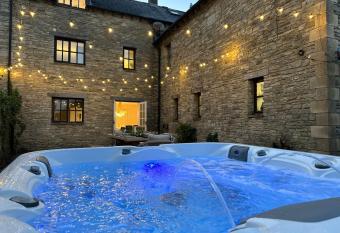 Cotswolds Retreat - Bath & Castle Combe - Hot Tub has rooms with a private hot tub