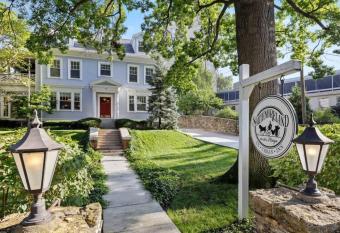 William Gillis at Southmoreland on the Plaza allows 18 year olds to book a room