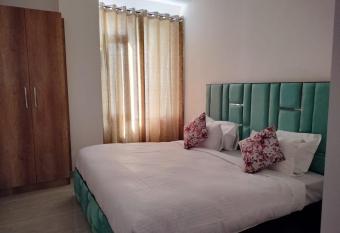 The wood castle has Balcony rooms