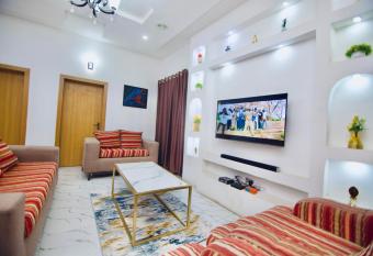 Stunning Luxury 4 bedroom duplex - Oasis Villa, Lekki allows 18 year olds to book a room