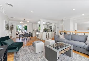 New Beach Home near Stamford Downtown/Shippan has Balcony rooms