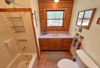 Private Cabin Getaway has rooms with a private hot tub