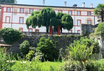 Nel cuore di Locarno a 100m da Piazza Grande allows 18 year olds to book a room